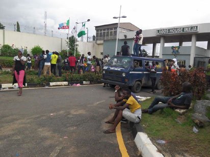 LASU-students-at-fashola's-office